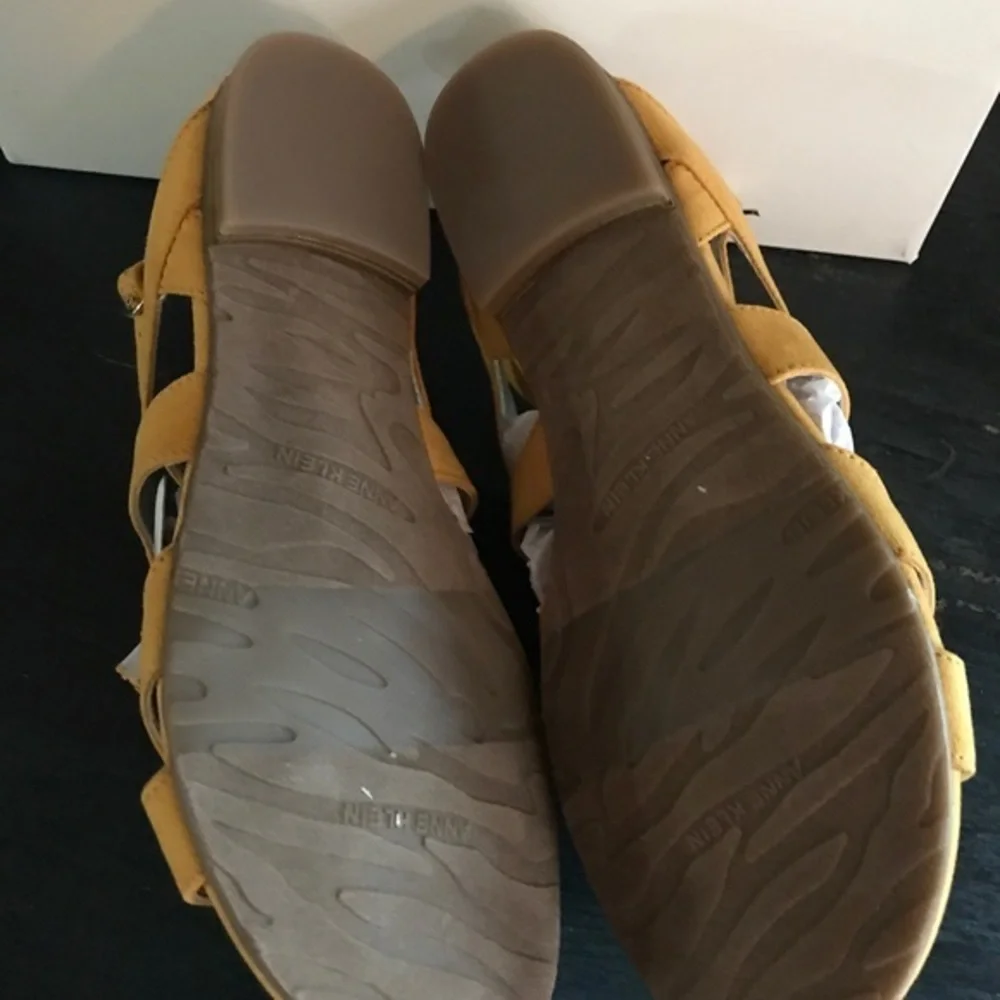 NWB Anna Klein Mustard Yellow Tassel Sandals 6